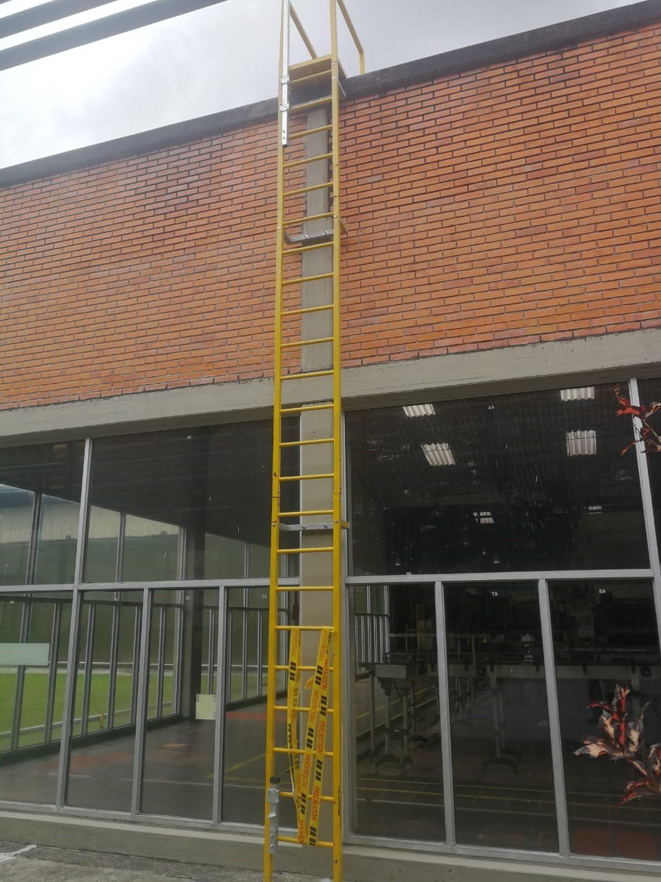 Escalera fija de seguridad instalada en una fachada