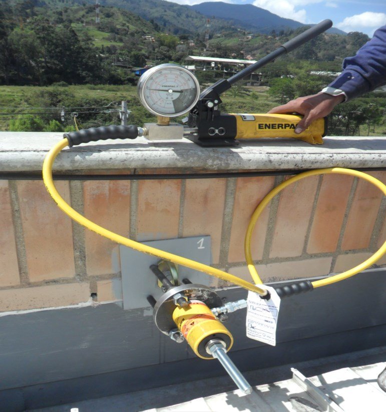 Sistema de anclaje de seguridad en equipo industrial