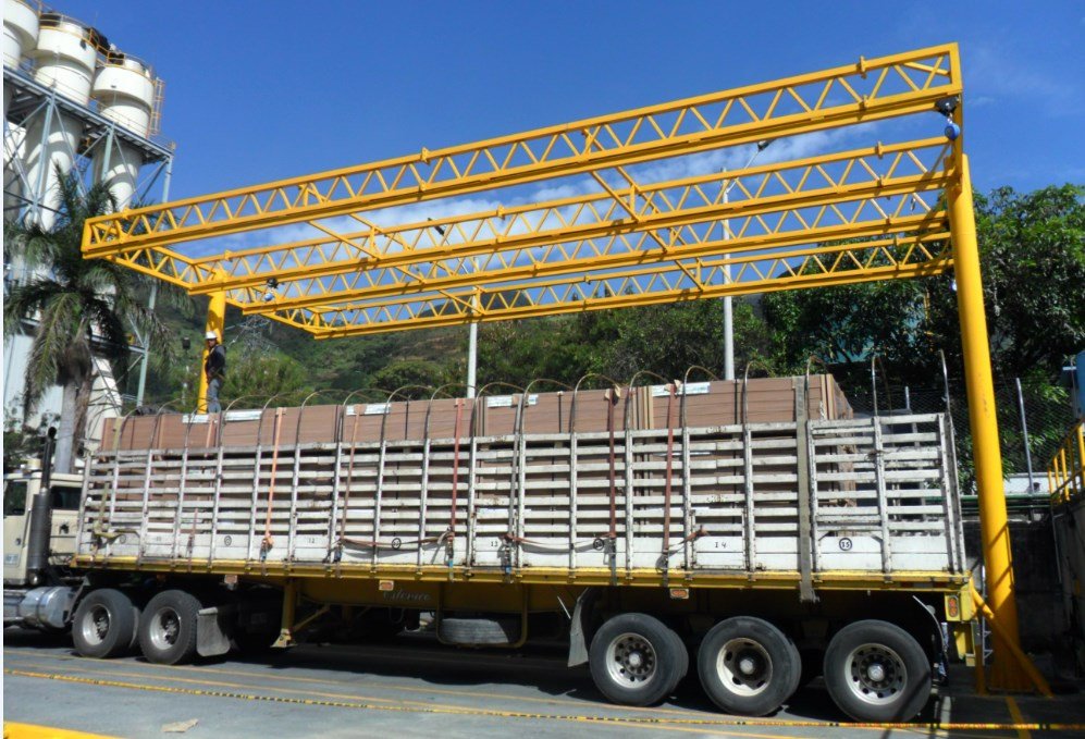 Sistema de línea de vida rígida sobre vehículo industrial