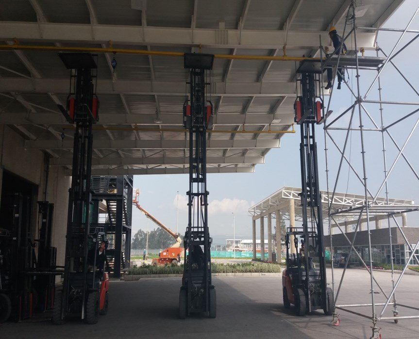 Sistema de línea de vida rígida suspendida instalado en estructura industrial