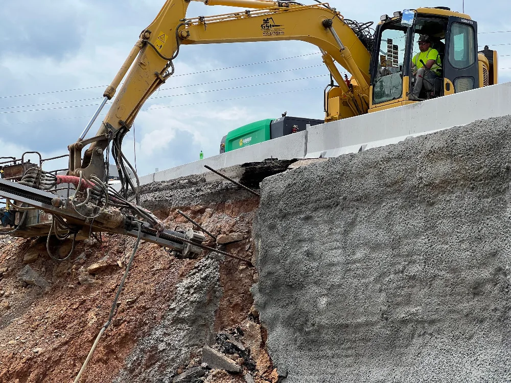Perforación para instalación de barras de refuerzo en un talud vial